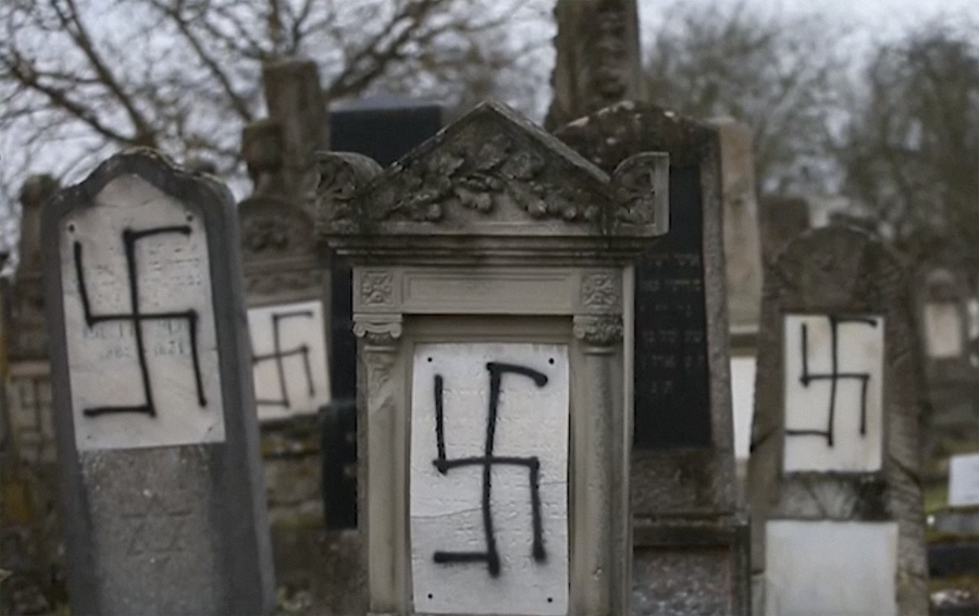 hakaristeilla sotkettuja vanhoja hautoja