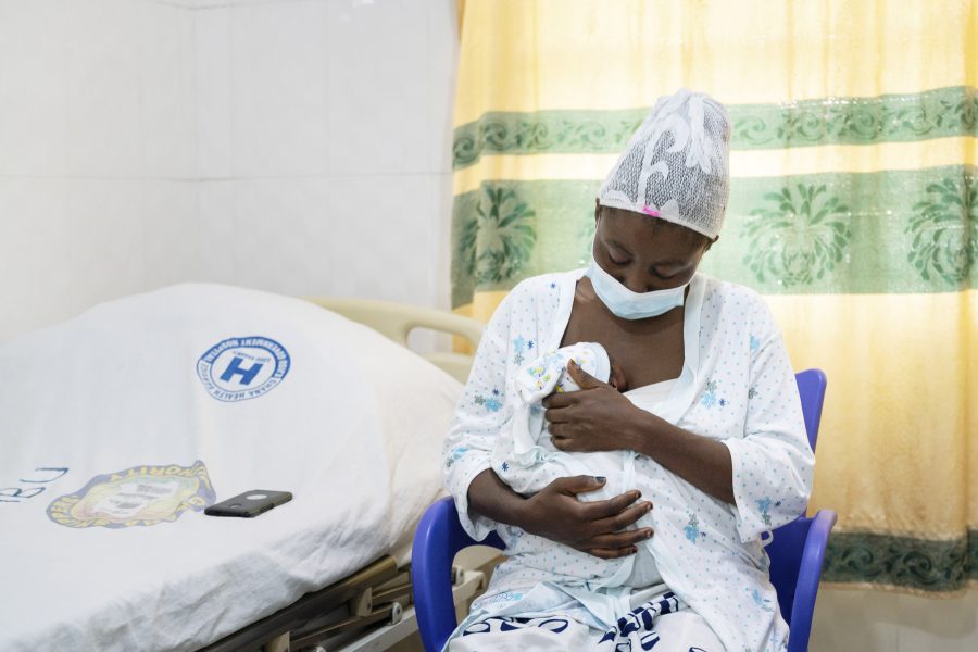 äiti sairaalassa lapsen kanssa