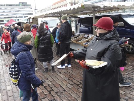 Lehtien jakoa Hakaniemen torilla