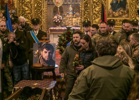 Sanna Marin fasistijohtaja Dmytro Kotsjubailon arkulla 10.3.2023 Kiovassa