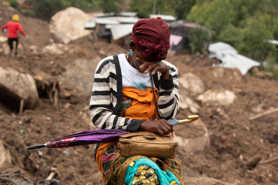Malawilainen nainen tuhojen keskellä