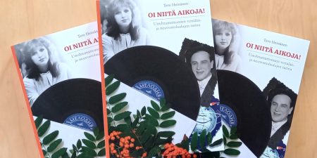 Kuvassa kolme Tero Heinäsen Oi niitä aikoja-kirjaa