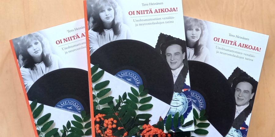Kuvassa kolme Tero Heinäsen Oi niitä aikoja-kirjaa