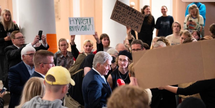 Sauli Niinistö opiskelijoiden ympäröimänä.