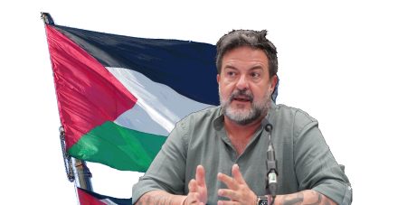 Europarlamentaarikko Manu Pineda Palestiinan lipun edessä.