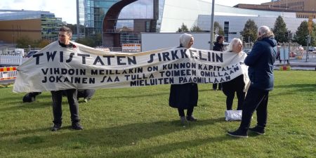 Ihmiset ovat pukeutuneet banderolliin