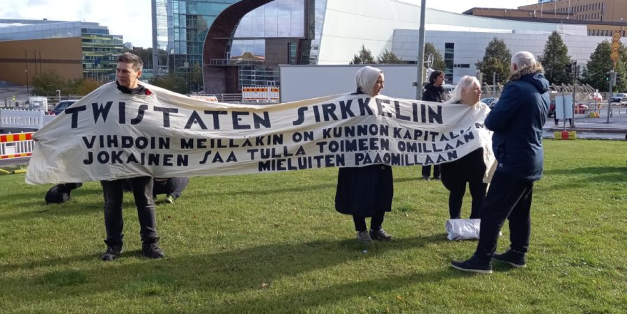 Ihmiset ovat pukeutuneet banderolliin