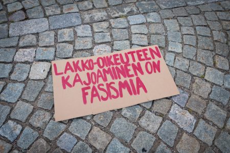 Mielenosoituskyltti 21.6.2023 HKI Lakko-oikeuteen kajoaminen on fasismia Kuva Emma Grönqvist
