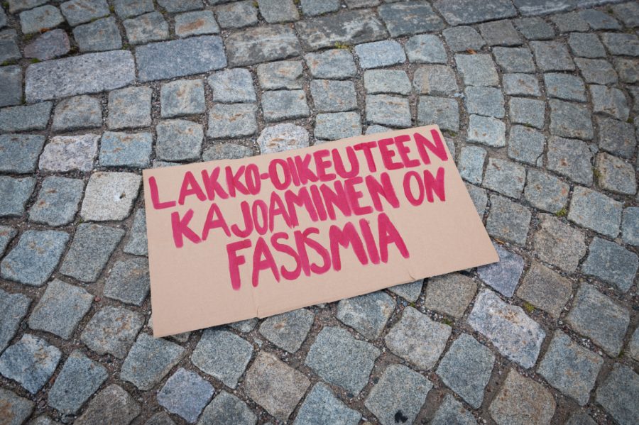 Mielenosoituskyltti 21.6.2023 HKI Lakko-oikeuteen kajoaminen on fasismia Kuva Emma Grönqvist