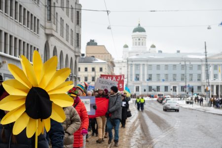 Kenelle aurinko nousee – ihmisille vai aseille?