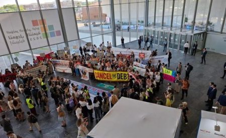 Kansalaisyhteiskunnan edustajat ilmaisivat mieltään Sevillassa järjestetyssä kestävän kehityksen rahoituksen konferenssissa. Kuva: Ilmari Nalbantoglu