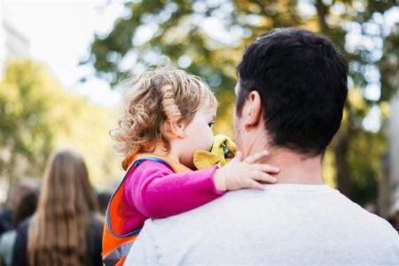 Isyysvapaauudistukset ovat olleet osa laajempaa pyrkimystä edistää sukupuolten tasa arvoa ja hoivavastuun jakautumista. Kuva Unsplash.com.