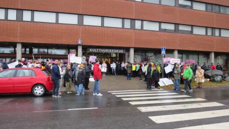 Kemissä vaadittiin sairaalan säilyttämistä täyden palvelun talona. Kuva: Tapio Siirilä.