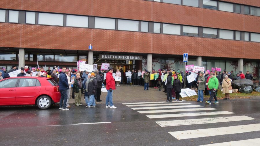 Kemissä vaadittiin sairaalan säilyttämistä täyden palvelun talona. Kuva: Tapio Siirilä.