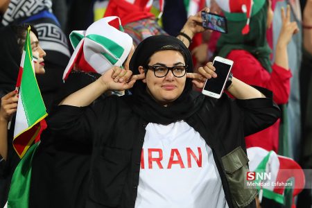 Iranin kannattaja MM karsintaottelussa Azadi stadionilla Teheranissa. Kuva Student News Agency