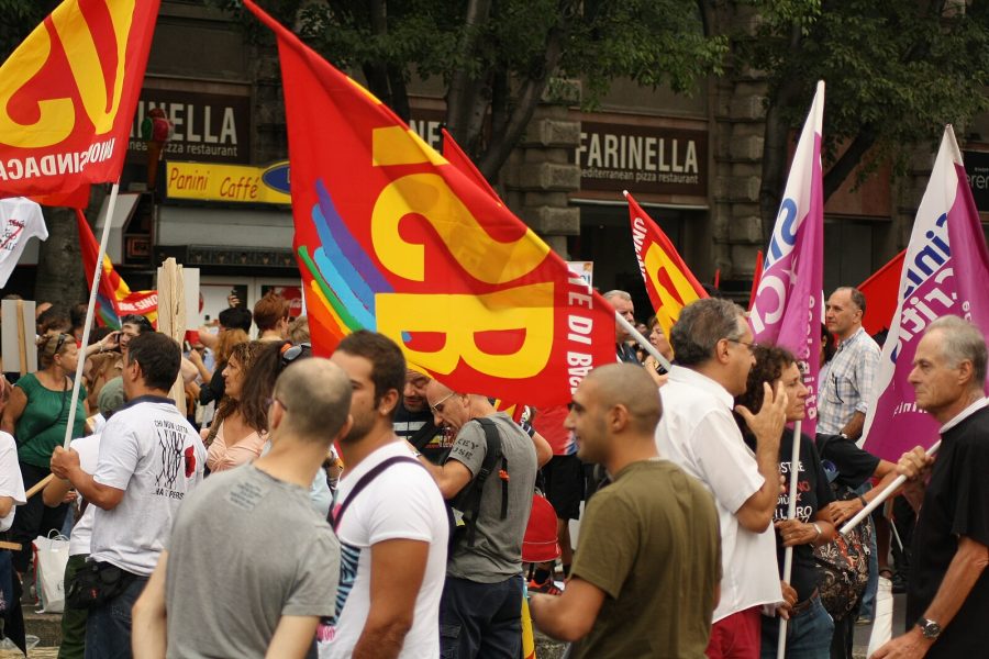 Italian kriittisen ay liikkeen keskiössä on vaatimus sosiaalisesta oikeudenmukaisuudesta ja vastarinta hallituksen budjettipolitiikkaa vastaan. Kuva Stefano Bolognini CC 4.0.