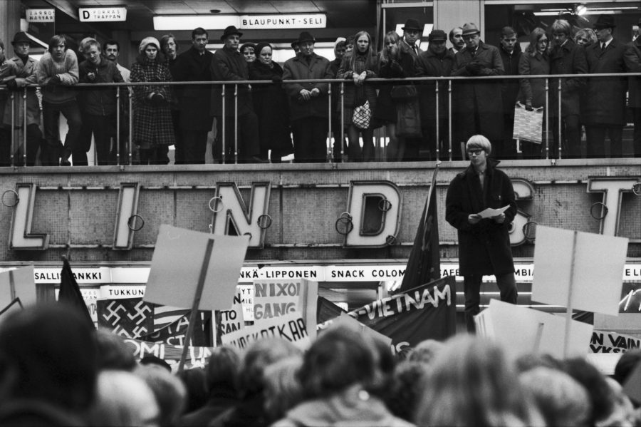 Mannerheimintie 5. Vietnamin sodan vastainen mielenosoitus Kaivopihalla   ser024308   hkm.HKMS000005 km0000nmed