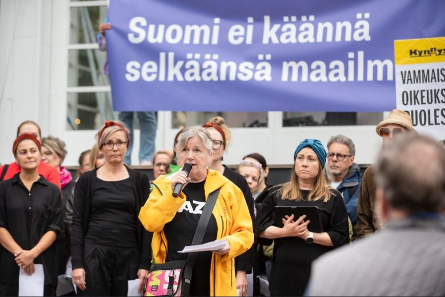 Näyttelijä Eija Ahvo Fingon mielenilmauksessa Esplanadinpuistossa 1.9.2025. Kuva Fingo