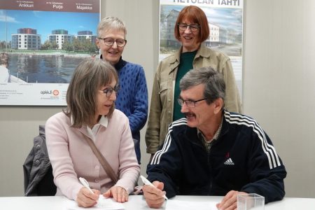 Puheenjohtaja Seppo Kuisma ja suojelujohtaja Anneli Jussila allekirjoittivat kauppakirjan, ja taustalla Riitta Suokas ja Tarja Västilä. Kuva Pauli Västilä