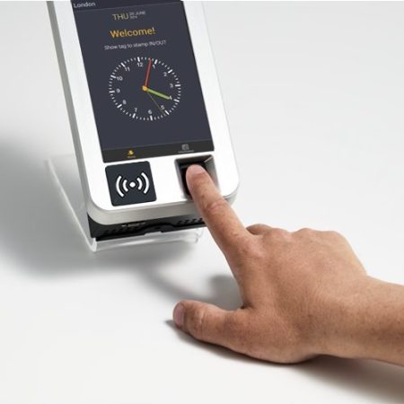 Sormenjälki  ja RFID rekisteröintiin (Radio Frequency Identification) perustuva kellokortti Kuva Niklas Fag, CCO 1.0