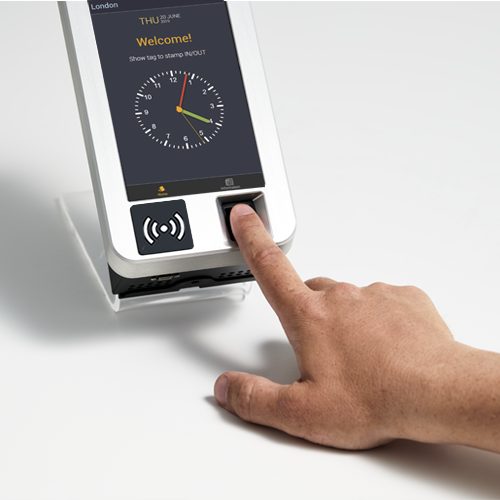 Sormenjälki  ja RFID rekisteröintiin (Radio Frequency Identification) perustuva kellokortti Kuva Niklas Fag, CCO 1.0