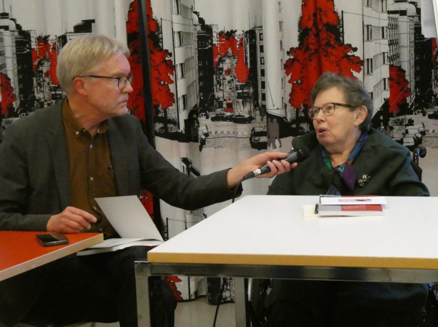 Toimittaja Tuomas Talvila haastatteli ”Kulttuuritalolta Kinaporiin” kirjan kirjoittanutta Pirkko Kaskikorpea. Kuva Tovo Koivisto.