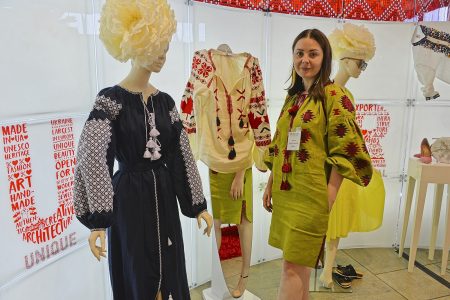 Ukrainalainen muotisuunnittelija Iryna Lymarenko Kanadan ja Ukrainan liike elämän konferenssissa kesäkuussa 2016 Torontossa. Kuva Mykola Swarnyk CCO 4.0.