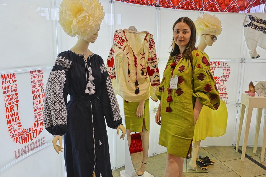 Ukrainalainen muotisuunnittelija Iryna Lymarenko Kanadan ja Ukrainan liike elämän konferenssissa kesäkuussa 2016 Torontossa. Kuva Mykola Swarnyk CCO 4.0.