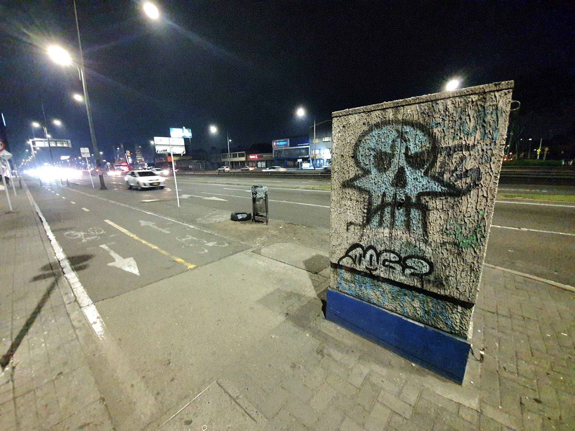 Bogotan lähiössä Avenida Boyacáa ja Calle 26 houkuttelevat perheitä ja matkustajia. Kuva JP (Juha Pekka) Väisänen