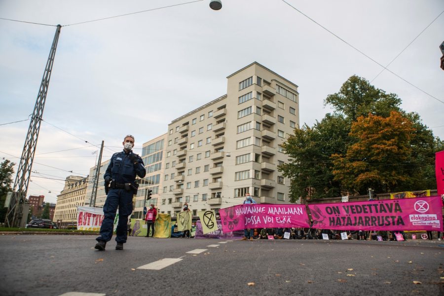 Elokapina järjesti Helsingissä Kaisaniemenkadulla 3.10.2020 mielenosoituksen. Poliisi käytti mielenosoituksessa OC kaasua noin 30 istuvaa mielenosoittajaa vastaan, Kaasu on