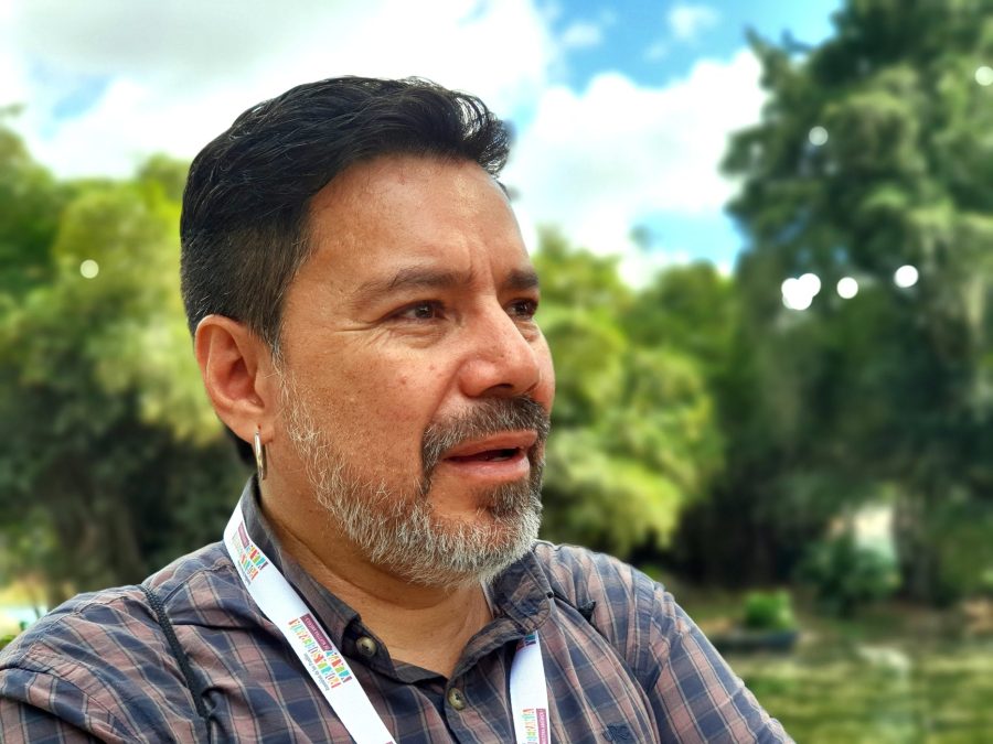 Kolumbialainen Héctor Paloma uskoo, että rauha syntyy yhteisöllisyydestä, ei armeijoiden voimasta.Kuva JP (Juha Pekka) Väisänen.