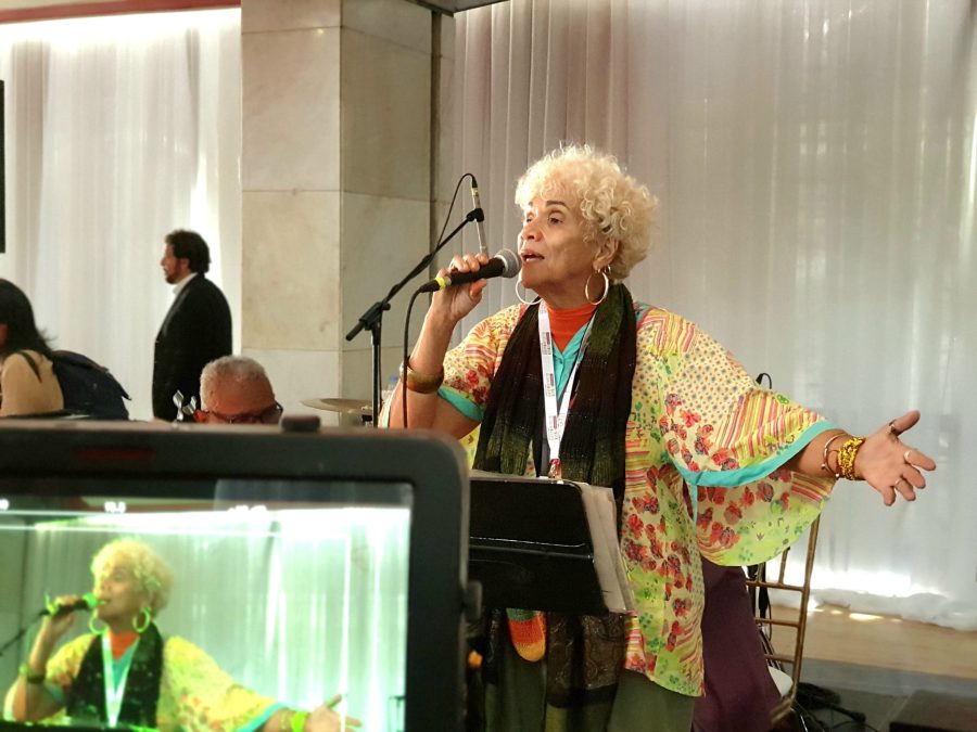 Marta Doudiers laulaa taistelulauluja, joissa yhdistyvät kansanperinteen sävyt ja uuden laululiikkeen (Nueva Canción) perintö. Kuva JP (Juha Pekka) Väisänen