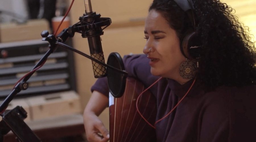 Näyttelyssä kuullaan Wishamalii yhtyeen musiikkia. Still kuva yhtyeen musiikkivideosta. Kuva Nemat Battah.