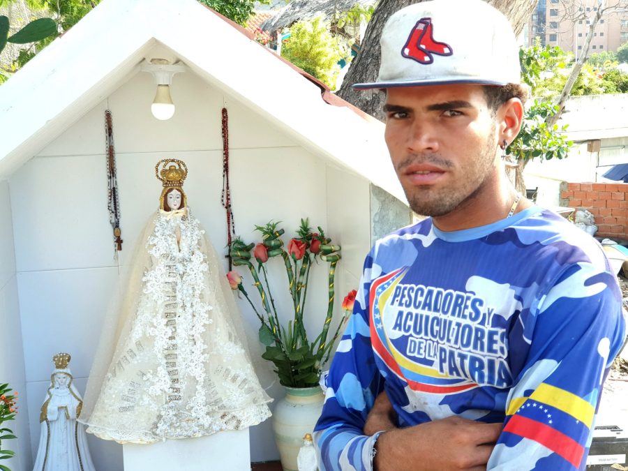 Nuori kalastaja Guillermo kertoo, että jokainen merelle lähtö on nykyään uhkapeliä – mutta silti hän jatkaa työtään, sillä kalastus on hänen kutsumuksensa ja yhteisönsä elinehto. Kuva JP (Juha Pekka) Väi