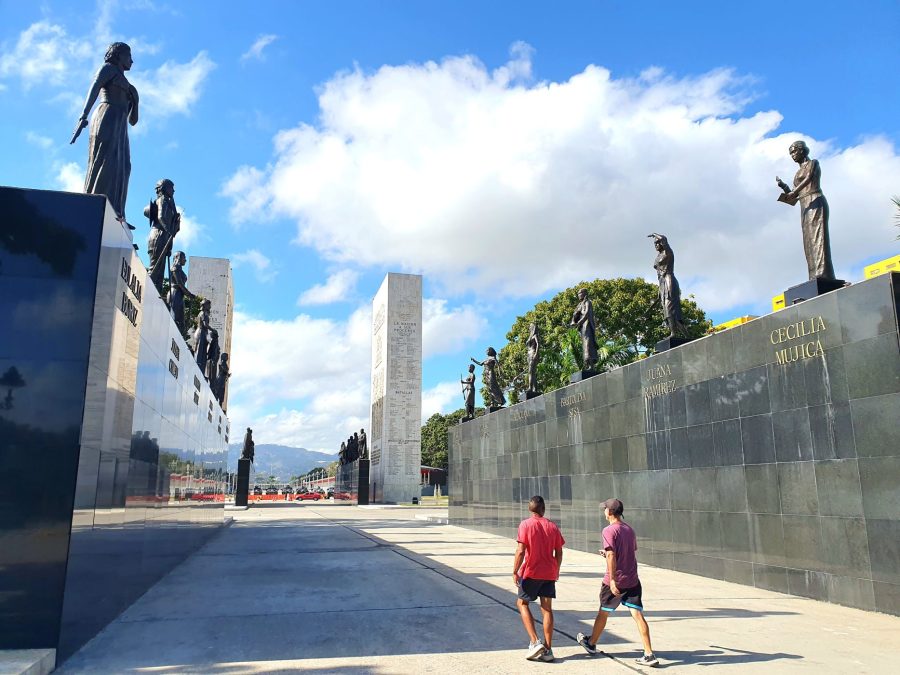 Paseo Los Próceres – Caracasin monumentaalinen bulevardi, Venezuelan itsenäisyyden juhlimisen keskeisin kohde, aivan rauhankokouksen läheisyydessä. Kuva JP (Juha Pekka) Väisänen