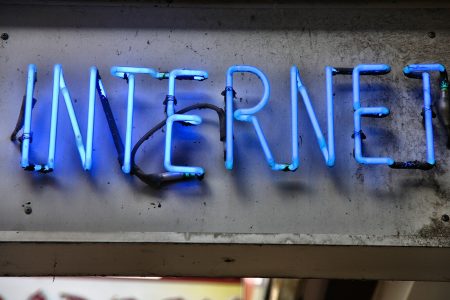 Termi ”temuttaja” on vakiintunut kuvaamaan henkilöä, joka tilaa tuotteita esimerkiksi kiinalaisista verkkokaupoista Temusta tai Sheinistä. Kuva Marek Ślusarczyk CCO 3.0