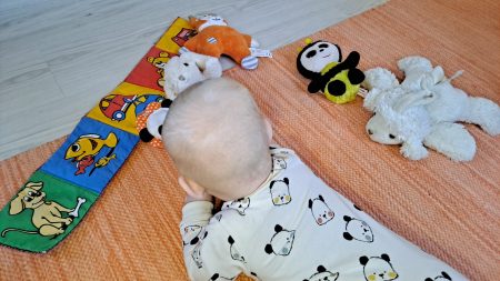 Kuvituskuva vauva ja lelut Kuva Petra Packaleěn