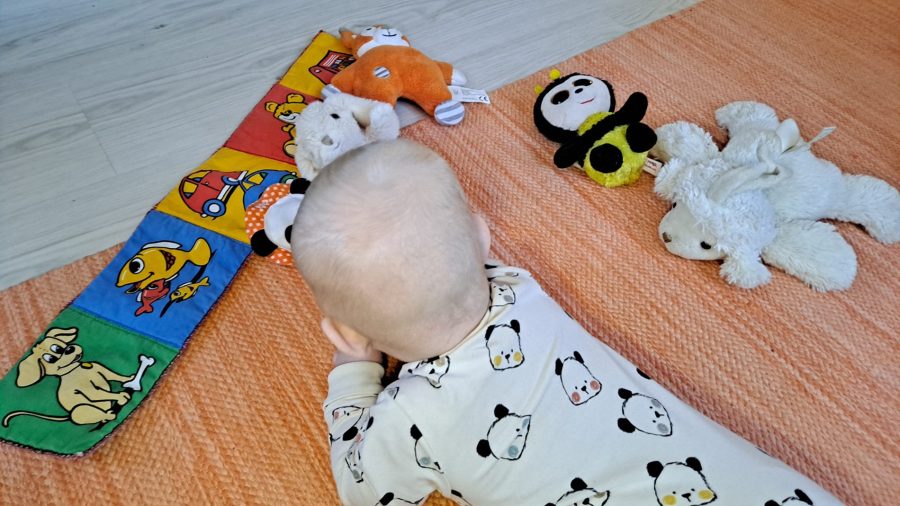 Kuvituskuva vauva ja lelut Kuva Petra Packaleěn