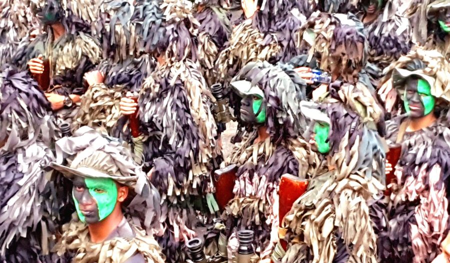 Pérez Pirelan mukaan sota voitetaan vain maaperällä, saappaat savessa. Kuvassa bolivaarisen miliisin joukkoja. Kuva JP (Juha Pekka) Väisänen.