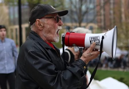 34 Wisconsin People’s Party  puolueen puheenjohtaja Mike Bernhard sodanvastaisessa mielenosoituksessa Madisonissa