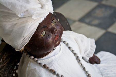 Afrokuubalainen Santeria uskonto tarjoaa yhteyden voimallisiin henkiin, ohjaa arkea ja tukee vaikeissa tilanteissa. Osiha nukke on voimien näkyvä yhteys. Kuva Jaume Escofet CCO 2.0