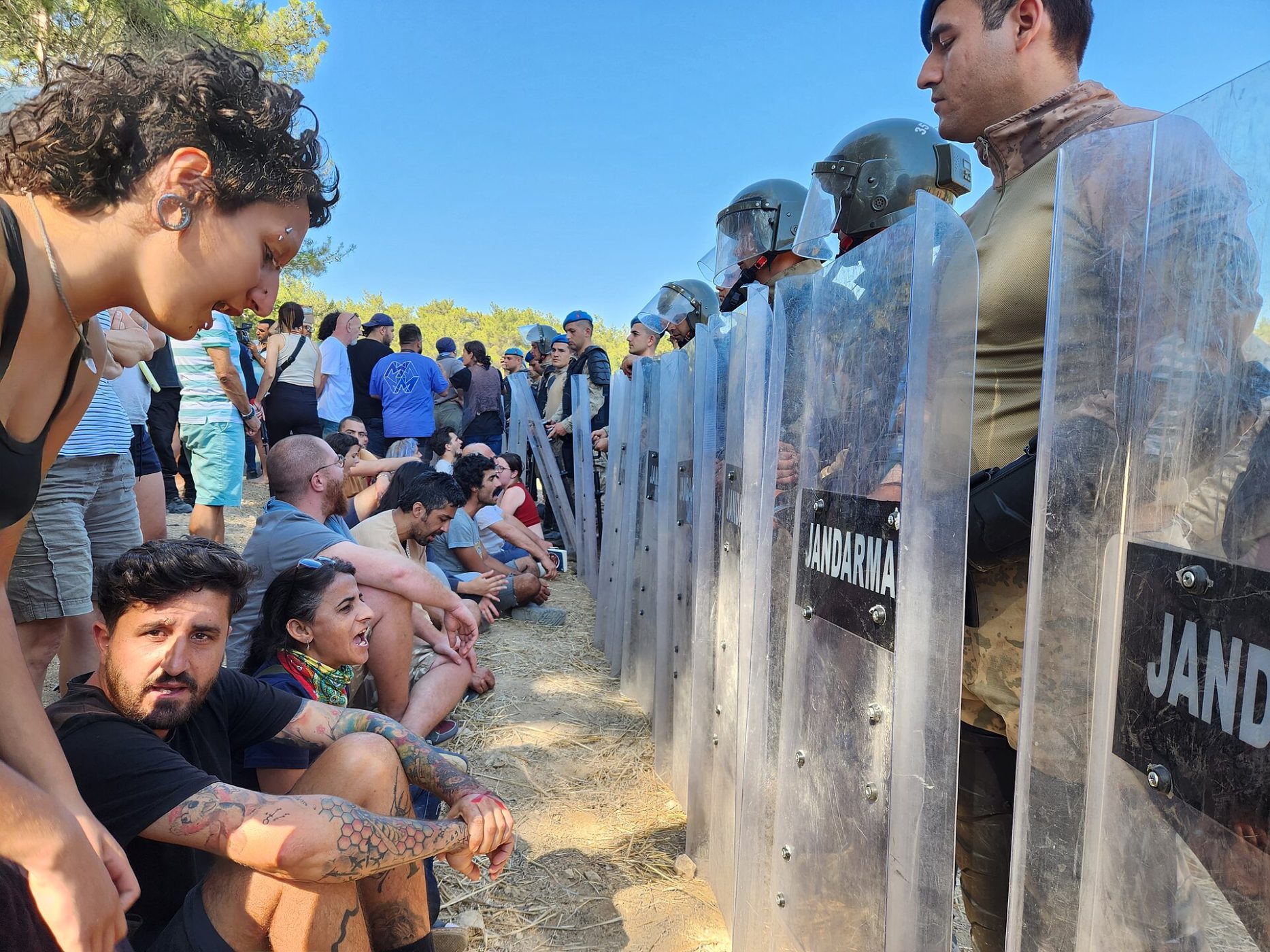 Aktivistit vastustavat Akbelenin metsän hakkuita. Kuva Yıldız Yazıcıoğlu (VOA) CCO 0.0