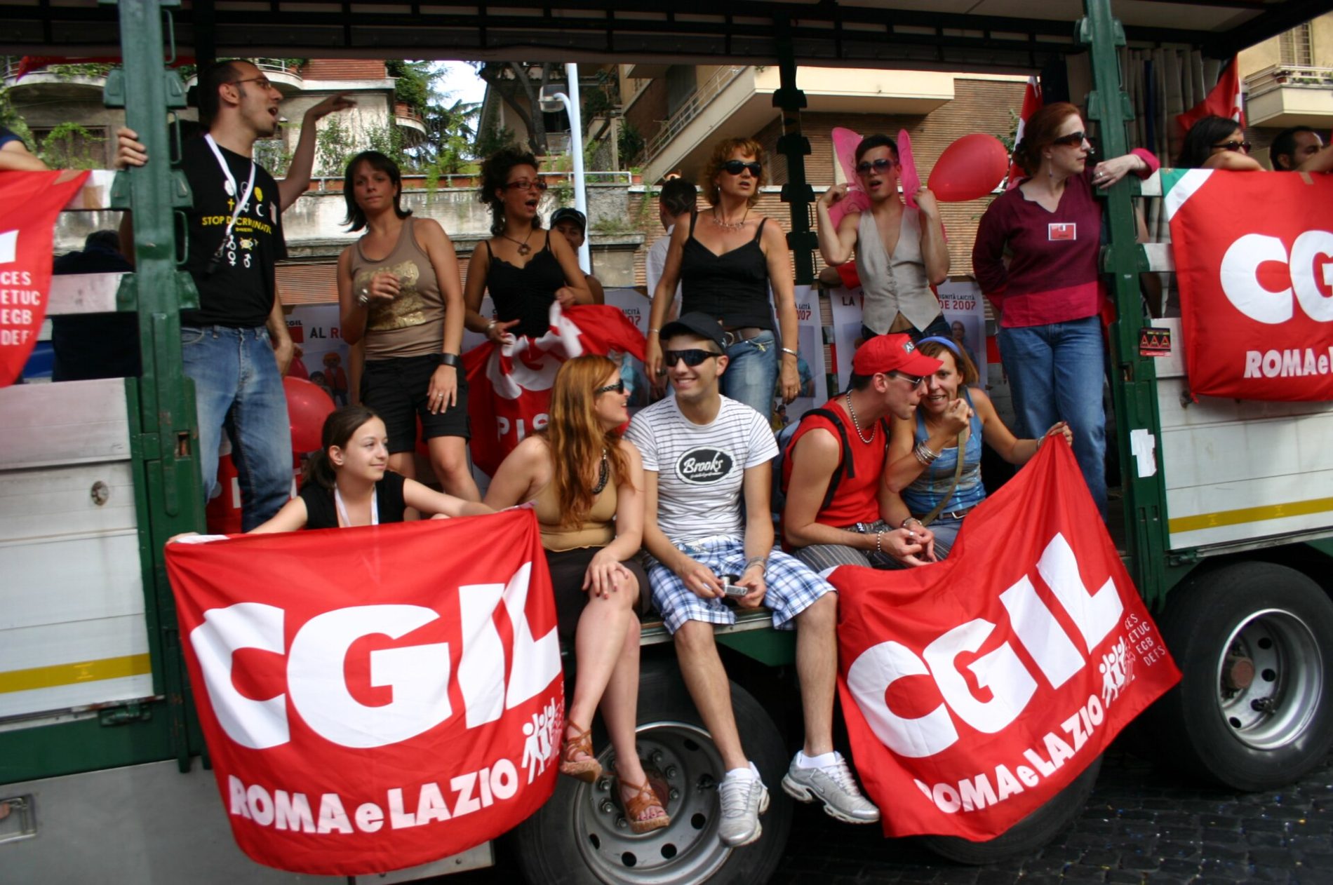 Kuvassa ammattiyhdistysaktiiveja Roma Prideilla. Italiassa suurimman ammattiliiton CGIL n ja teollisuuden etujärjestön Confindustrian harvinainen yhteisrintama. Kuva G.dallorto CCO 2.5 it