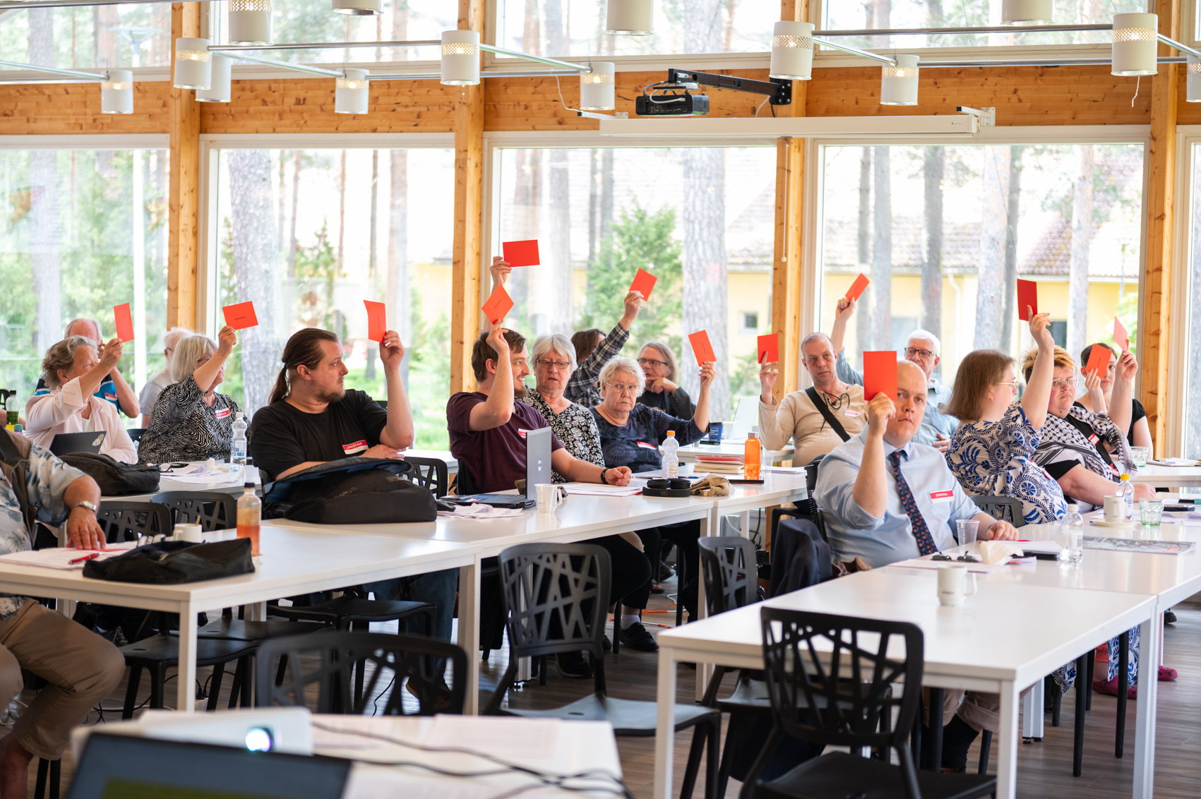Suomen kommunistisen puolueen piirit kritisoivat hallituksen militaristista linjaa ja vaativat hyvinvoinnin asettamista turvallisuuspolitiikan perustaksi. Kuva Emma Grönqvist