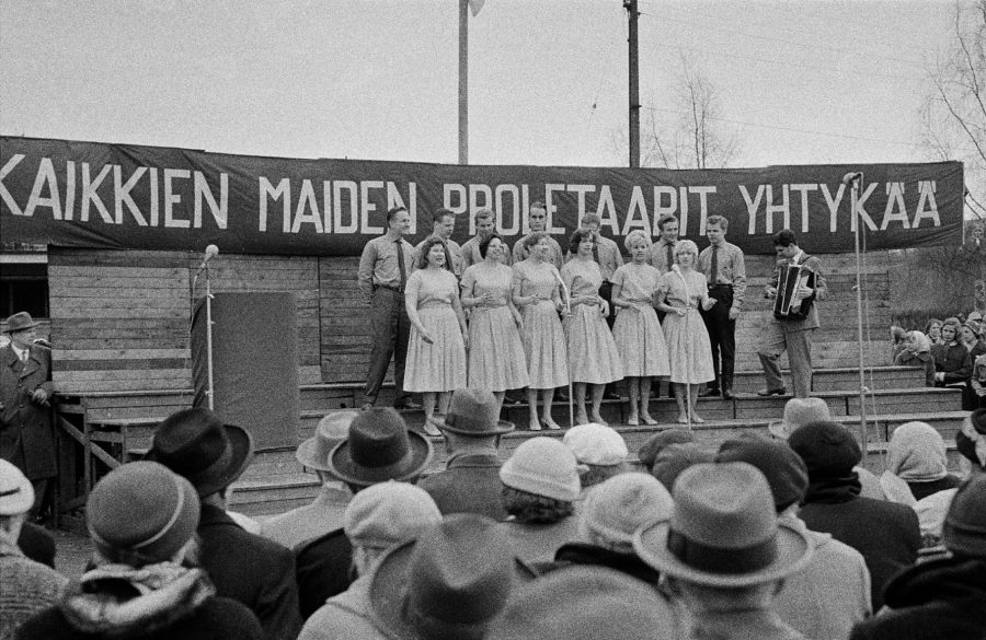 Työväen vappujuhla, ilmeisesti Kaisaniemessä   N156365   hkm.HKMS000005 km0000m1ov kuva Väinö Kannisto