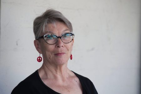Liisa Taskinen varoittaa militarisaation ja äärioikeiston väkivallan kasvusta. Kuva Emma Grönqvist