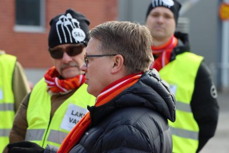 SEL n puheenjohtaja Veli Matti Kuntonen korosti Porvoon vappujuhlassa, että vuoden 2027 eduskuntavaalit ratkaisevat työntekijöiden aseman ja työelämän suunnan. Kuva Karoliina Öystilä