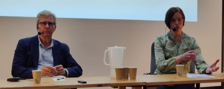 Valokuvaseminaari tarkasteli valokuvan poliittista historiaa ja vallan vaikutusta siihen, mitä ja ketä kuvissa näkyy. Kuva Toivo Koivisto