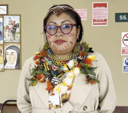 Perun chapra kansan presidentti Olivia Bisan johdolla alkuperäiskansojen naisjohtajat vaativat oikeudenmukaista energiasiirtymää fossiilikapitalismin puristuksessa. Kuva Mikasa0709 CCO 4.0