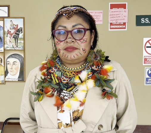 Perun chapra kansan presidentti Olivia Bisan johdolla alkuperäiskansojen naisjohtajat vaativat oikeudenmukaista energiasiirtymää fossiilikapitalismin puristuksessa. Kuva Mikasa0709 CCO 4.0